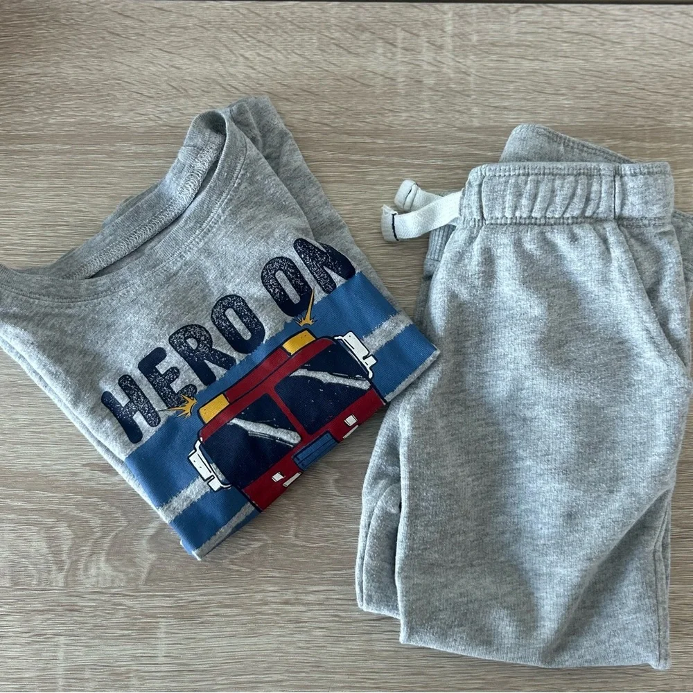 Toddler Carter’s 2 pc matching set long sleeve and bottom, 2T